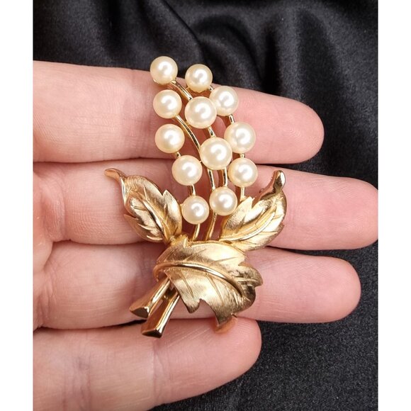 Vintage 1960s Trifari Signed Gold-Tone Brooch With Faux Pearl Floral Design - Picture 4 of 5